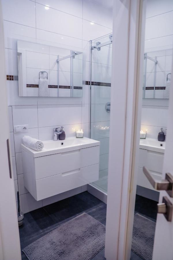 White Apartment In Center Of Kattowitz Exterior foto